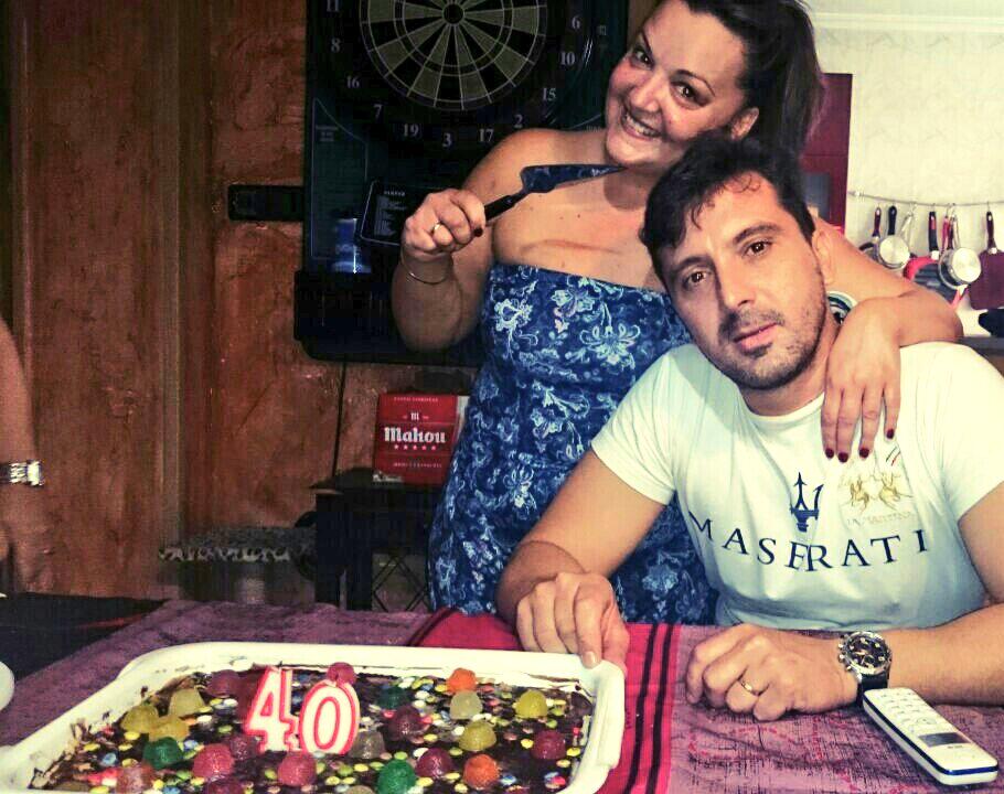 vanebenissaudet's tweet photo. !!Estrenando los 40 hay mi Jose solo te falta para ser perfecto cantar como@David_Busta jajaja!Pero ni en el karaoke http://t.co/6rFJRG67o8