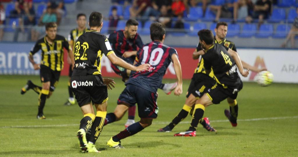 SDHuesca's tweet photo. Quieres conseguir la camiseta con la que  Héctor Figueroa consiguió su primer gol en El Alcoraz? Haz RT y síguenos! http://t.co/d0mW1fTk6C