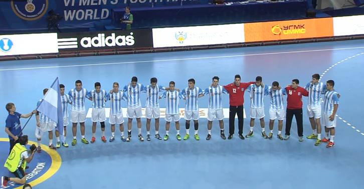 CAHandball's tweet photo. #JuvenilesEnRusia
Suena el himno argentino, después de la Marsellesa.
En instantes, ante el campeón senior y junior http://t.co/xmVVO9XTmU