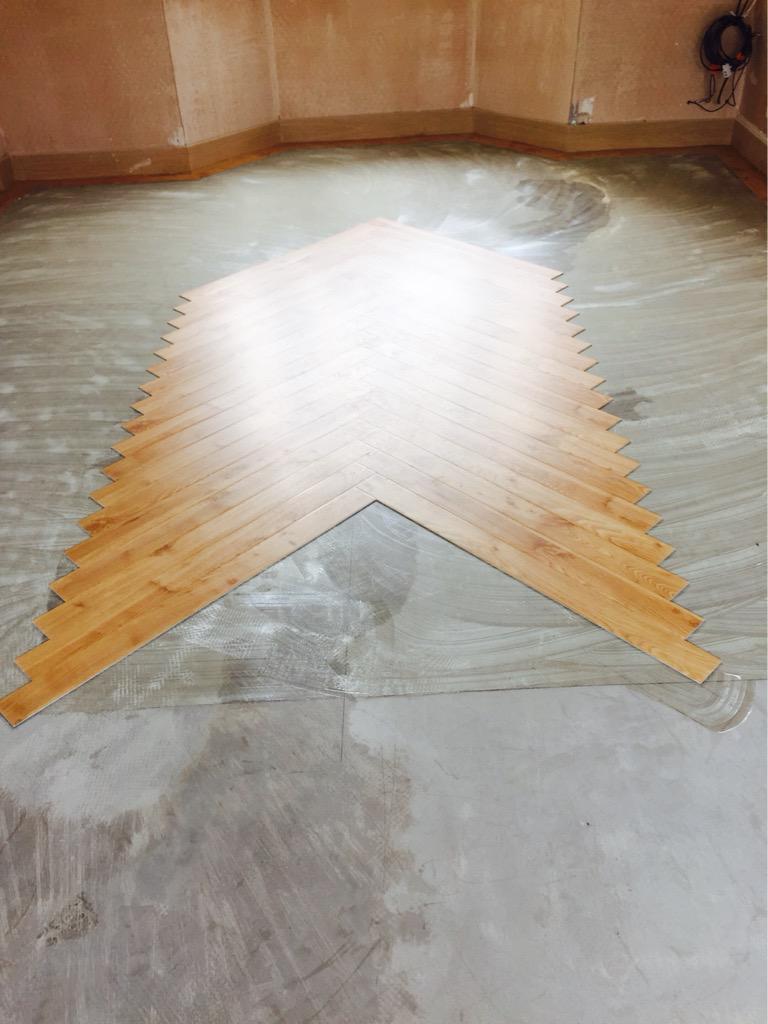 ClewarthW's tweet photo. Lounge in @KarndeanFloors in Davinci  herringbone with self border. http://t.co/9Ti6R89E42