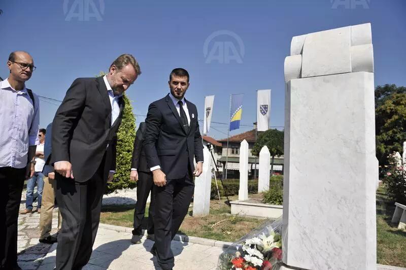 atasoyirfan's tweet photo. Obilježeno 90 godina od rođenja #Alije Izetbegovića: Njegova mudrost je pomogla da se vrati državnost BiH. #Alija #AA http://t.co/GC3AiaXQBz