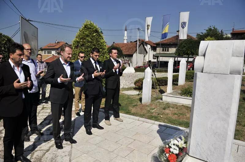 atasoyirfan's tweet photo. Obilježeno 90 godina od rođenja #Alije Izetbegovića: Njegova mudrost je pomogla da se vrati državnost BiH. #Alija #AA http://t.co/GC3AiaXQBz