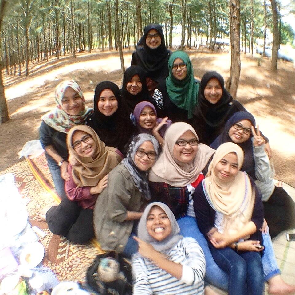 yayaapuy's tweet photo. Picnic 2.0 with my high schools fella. #zainabians #sekkusibatuzs #ubiubizs #batch0711 http://t.co/sLIXc6IpF3