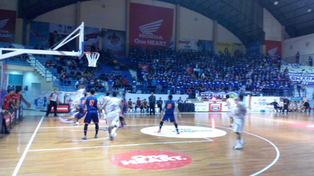 Pertandinga SMA3 Semarang vs. SMA 1 Jepara nih! #HondaDBL2015 #DBLSemarang