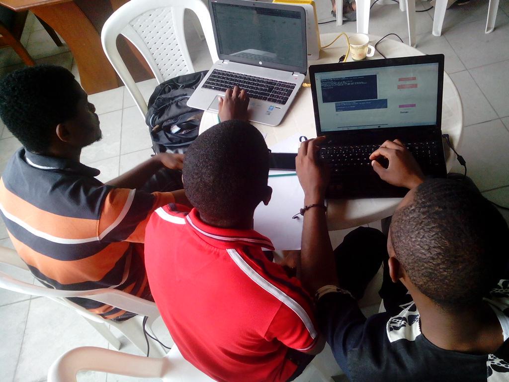 GDGDouala's tweet image. Ça bosse ici. D&apos;ici peu, on aura du palpable 😊
#MtnStartup #CodeWeekend