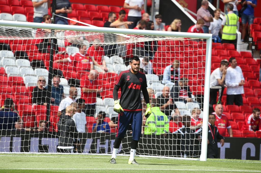 ManUtd_ID's tweet photo. The Reds sedang melakukan warming up di Old Trafford. Lima menit menjelang kick-off... #WeGoForIt #mufc http://t.co/Btkg1nDzyf