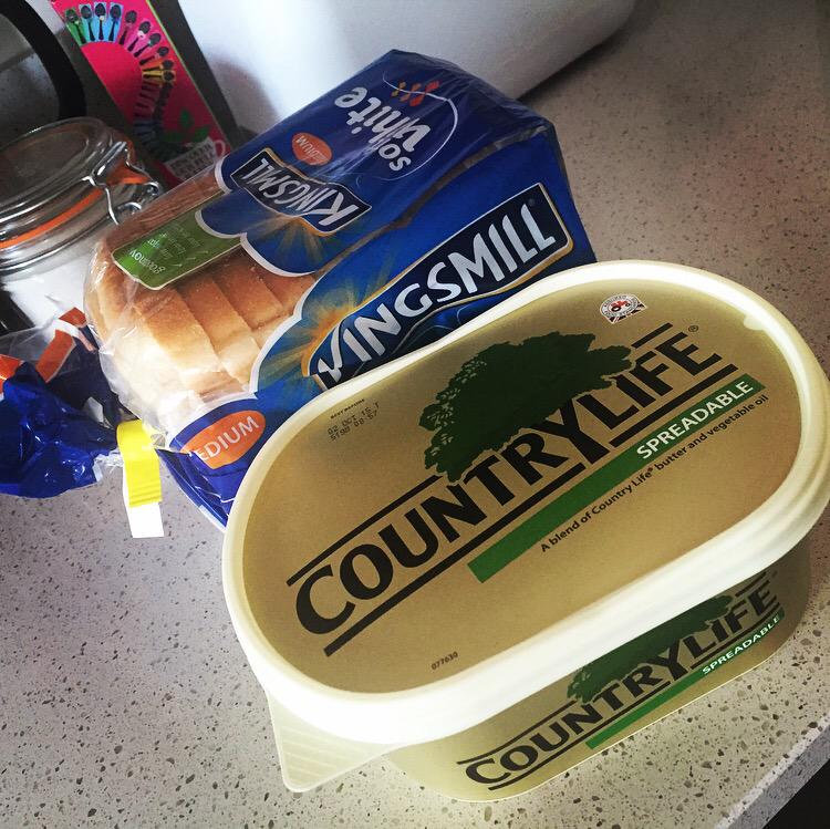 Jaddiiee's tweet photo. When you do a food shop online and everything turns up in unexpected sizes 😼 http://t.co/0EHWHLJUWX