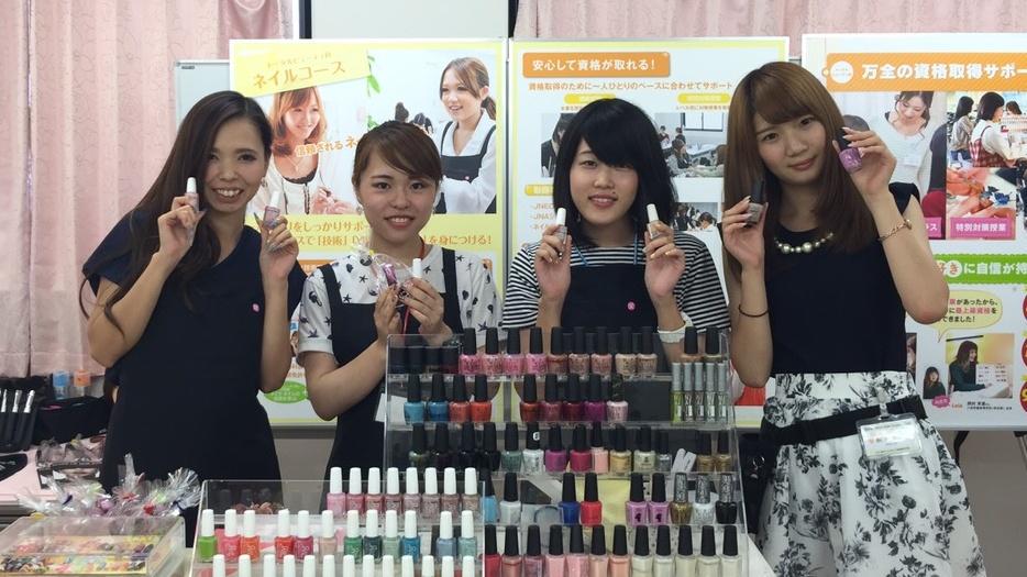 O Xrhsths 東京ベルエポック美容専門学校 Sto Twitter ネイル体験には卒業生の中村あやなさん メイク体験には卒業生の森田えりさん 中村さんはネイルサロン Rounge 吉祥寺店の店長 森田さんは Dior の新宿伊勢丹店でガンバってます ゞ Http T Co