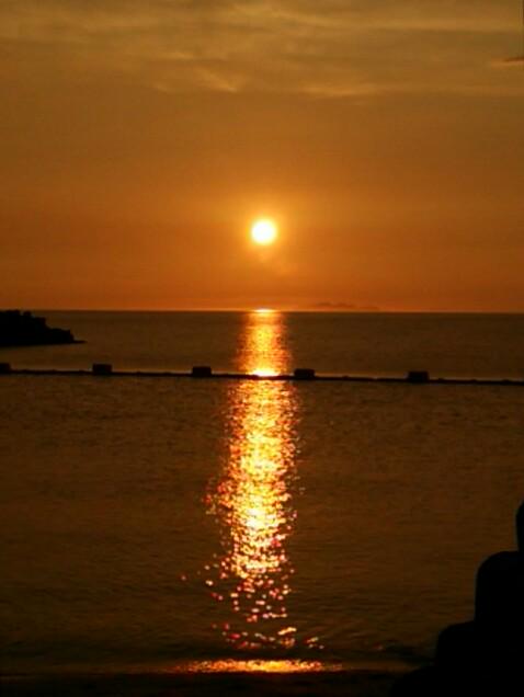 anobutaka's tweet photo. 浜辺にて  #mysky  #sky  #sorasuki  #sunset  #ソラモノ写真館  #sun  #umijp http://t.co/T4VesB9AZi