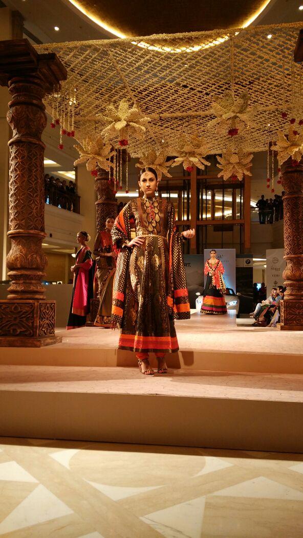 the_dailymint's tweet photo. It was a south Indian bride at @AshimaLeena. Temple references everywhere. #BIBFW @IndiaBridalWeek @bmwindia http://t.co/y0lZf0yYTT