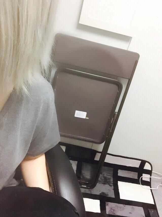 96__neko's tweet photo. ただいま！！
色味はこんな感じになりました！
グレー？ホワイト？なんせアッシュ系♪
美容師さん曰く、完全に『僕の好みで染めましたw』らしいです。
ありがたきありがたき！ http://t.co/EiqnDJPpqB