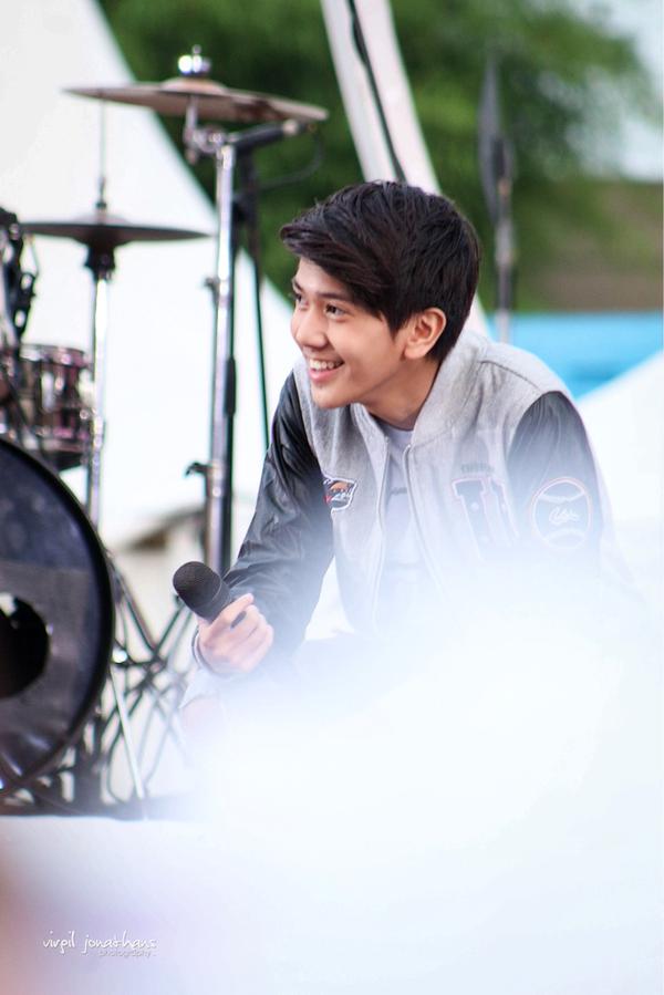 CJRmyBeloved's tweet photo. full of smile @iqbaale  @virgiljonathans http://t.co/IclWA8R39m