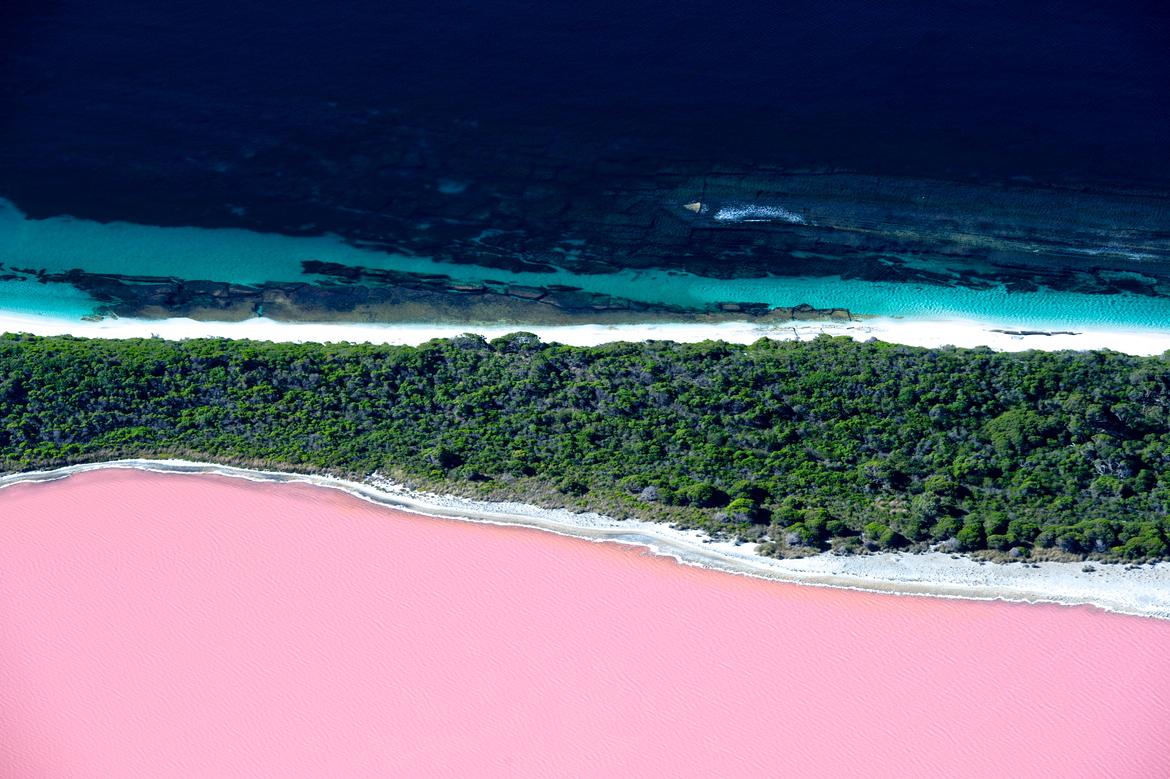 vacaygoals's tweet photo. Lake Hillier, Australia: http://t.co/gHhQwg9lJJ