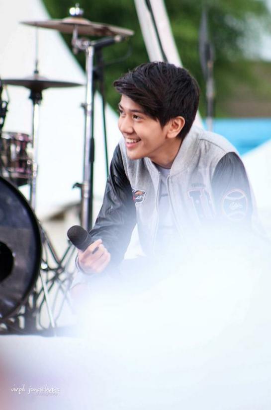 CJRmyBeloved's tweet photo. si nax kekinian, senyumnya manis banget @iqbaale 💕 http://t.co/ZGCUk7flbv