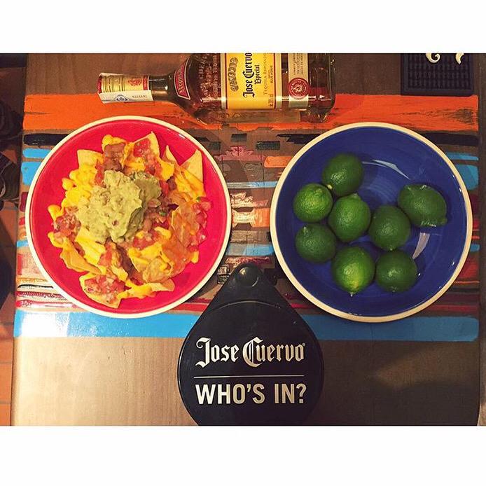 PikioTaco's tweet photo. #Tequila @josecuervo_es y #nachos con guacamole, sabor de sábado en #pikiotaco #Barcelona #gràcia 📷 @FoodyingBcn http://t.co/tlOQpP5BBt