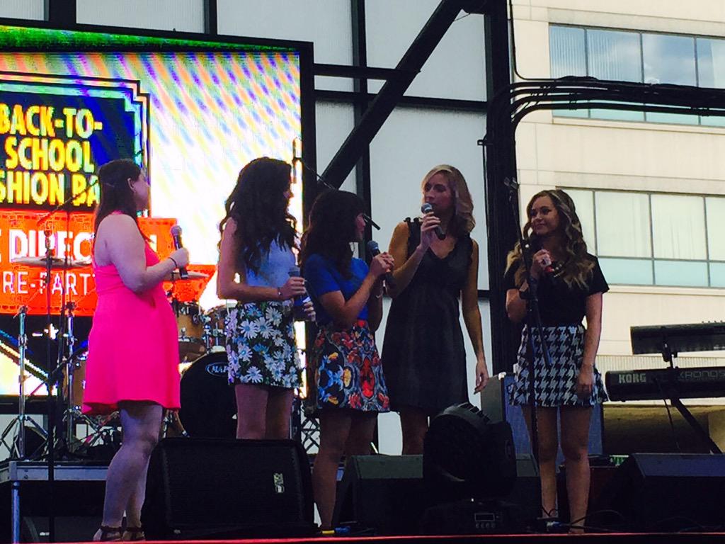 Nickelodeon's tweet image. The #BellaAndTheBulldogs girls are helping kick off @girlslifemag&apos;s #GLFashBash!