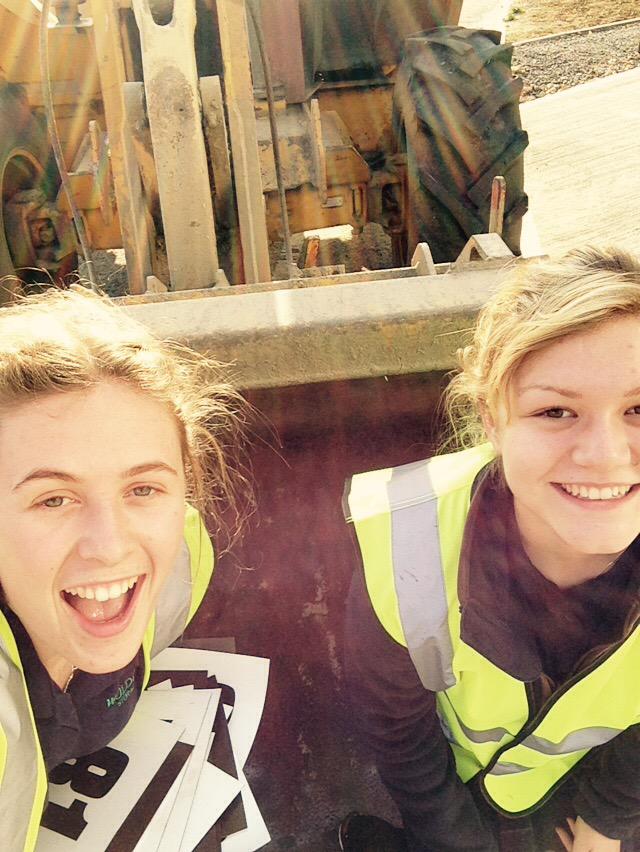 hattie_mm's tweet photo. Just the lift we needed today🚚#harvest15#topbants#danzel @Amy_LouiseClark @Woldgrain_Ltd http://t.co/bfows0hFbI