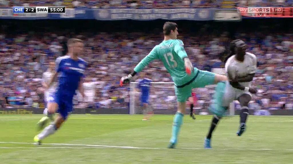 Bolanet's tweet photo. #LiveBolanet Courtois kartu merah dan  penalti untuk Swansea.

Layak atau tidak? http://t.co/2FrdqiVlou