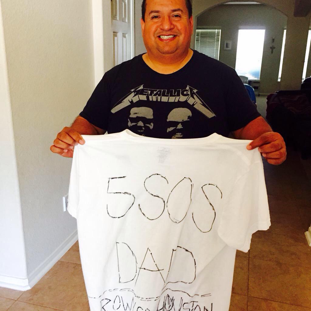 5SOSPH_Baguio's tweet photo. "now take a picture of me with my Metallica shirt and this"#5SOSdads // via @lashtino #ROWYSOHouston http://t.co/W4oxqkvphG