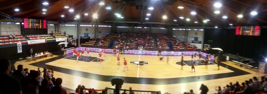 Sky_Johannes's tweet photo. Die Halle is schon mal gut warm. Jetzt müssen noch die Akteure einheizen. #basketballaustria #Autjap http://t.co/cAiwEzyrP5