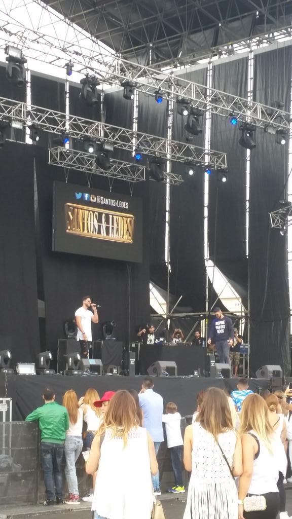 OFC_Radio's tweet photo. Y seguimos con el dúo tinerfeño @santosyledes en el @FestIslaDelMar. http://t.co/awhOSnNzel
