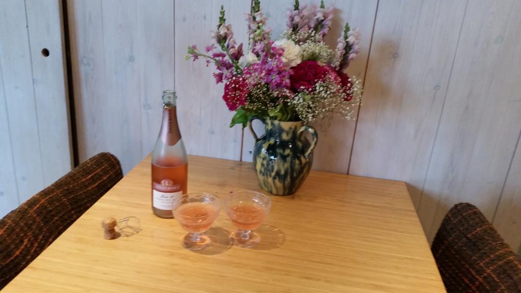 T_Bibs's tweet photo. @CookhamDeanCC Honeymoon treat for Mrs Bibby or 25 pointer celebration? #whycantitbeboth #ticklemyarse http://t.co/vT5V4LixHW