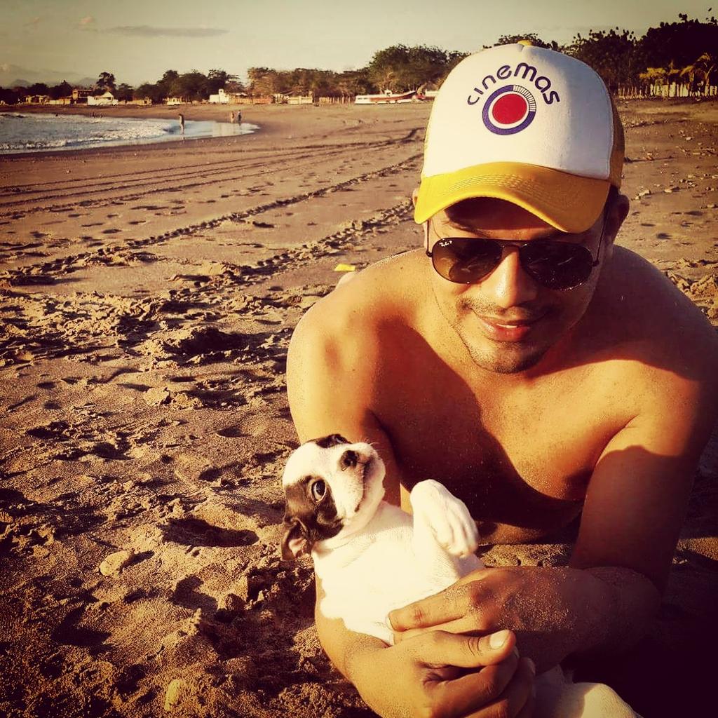 EduardoGuevara's tweet photo. #MiloSebastian and i are cool for the summer 😎🌞🌊⛅⛅ http://t.co/tBvH8diRNw