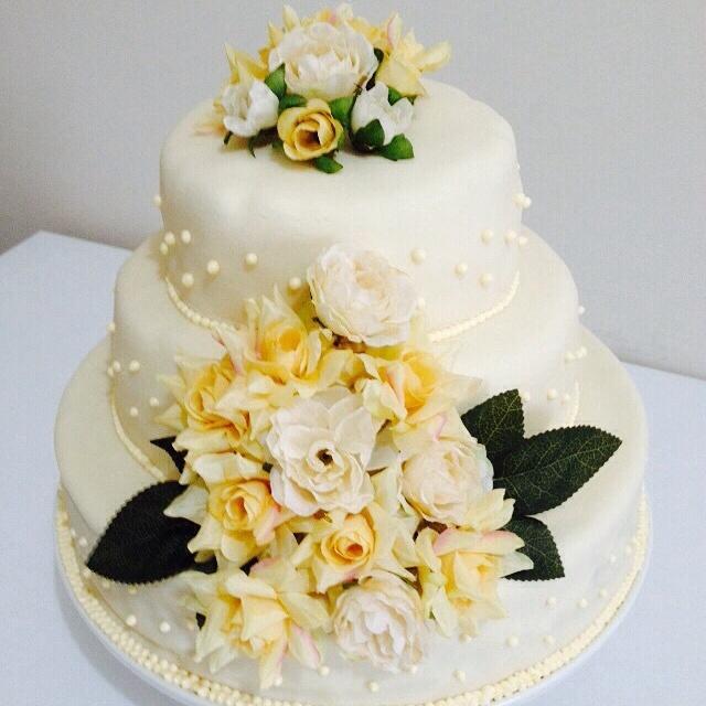 babafirin's tweet photo. ÇOK ÖZEL GÜNLERİNİZE, ÇOK ÖZEL EŞLİK EDİYORUZ...
#düğünpastası #weddingcake #babafırın http://t.co/2yjJTSBr7b