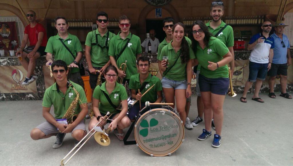 LosTreboles's tweet photo. Perfecta mañana con @Fila_Alikataos por las distintas comparsas de nuestro pueblo,  aquí una foto en @MorosAljau 🎷🎶🎵🍀 http://t.co/HgRnkjDLcP
