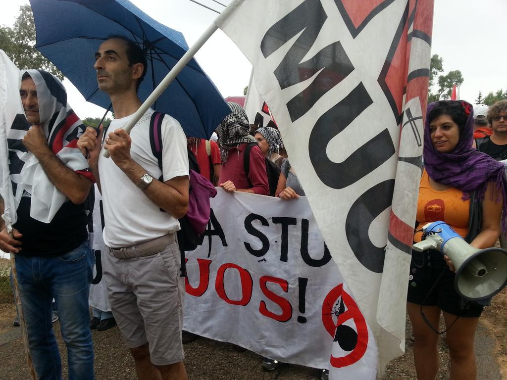global_project's tweet photo. #niscemi parte il corteo sotto la pioggia piove piove piove puรฒ anche nevicare ma il #nomous se ne deve andare http://t.co/LoKJwowC9d