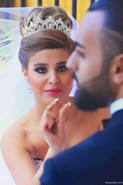 مِےـنٌ لٱ يـّـ ـكــتُفُـي بّـكـ ، لٱ يـسًـتُــحًـقّك⁉️