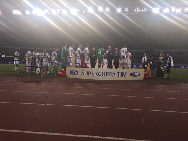 juventusfc's tweet photo. Andiamo a sollevarla, bianconeri, siamo una #SUPERJUVE! #SupercoppaTIM http://t.co/yf1GMYEm7K