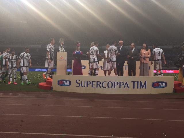 juventusfc's tweet photo. Andiamo a sollevarla, bianconeri, siamo una #SUPERJUVE! #SupercoppaTIM http://t.co/yf1GMYEm7K