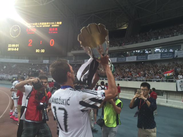 juventusfc's tweet photo. Dopo la Supercoppa di Croazia, Germania, Spagna, ti mancava questa nella collezione @MarioMandzukic9 😉🏆🔝 #SuperJuve http://t.co/y3FeDdR86a