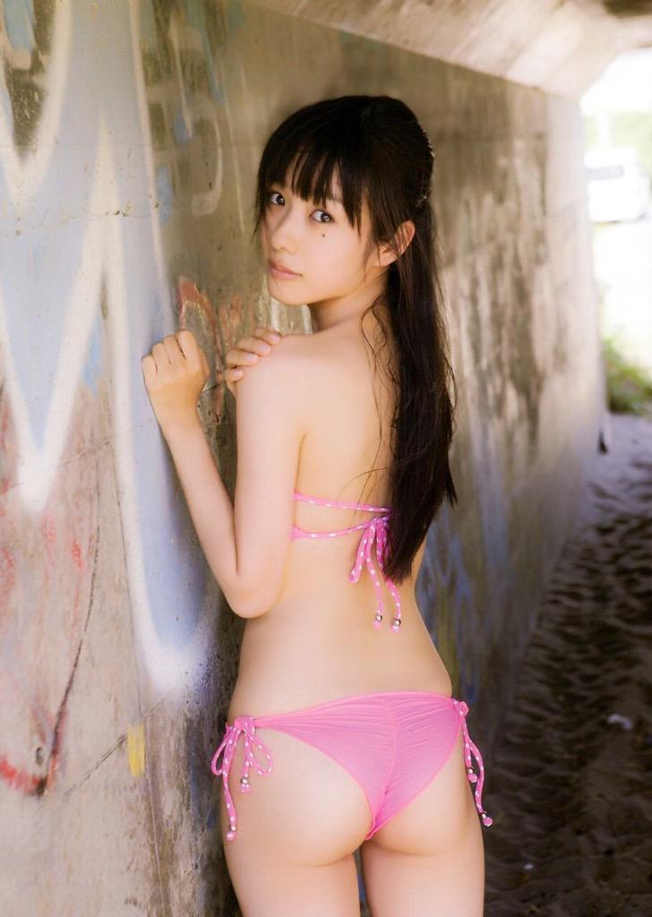 ピンクの下着からお尻がはみ出ちゃってる前田希美