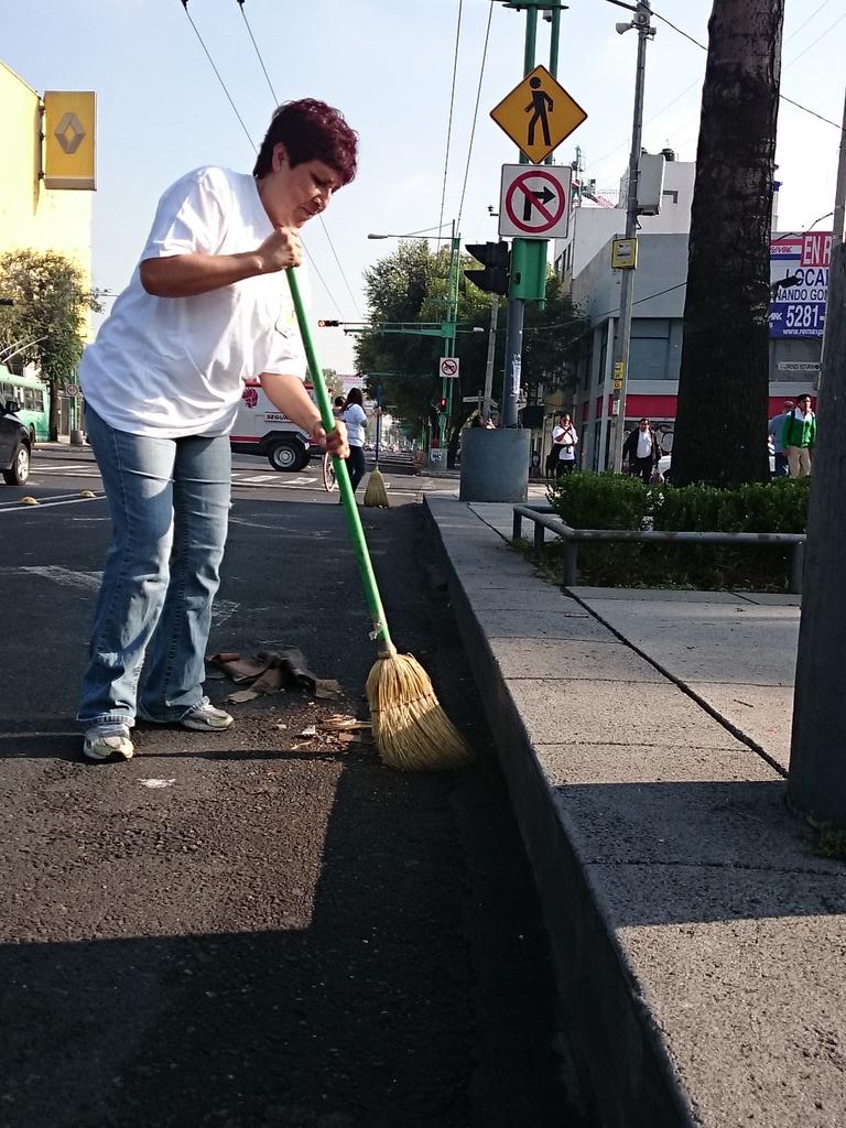 captralirCDMX's tweet photo. Buen día #Derechohabientes de la #Captralir nosotros muy contentos participando en #TuCiudadTeRequiere #CDMX http://t.co/8RSSs8AVOb