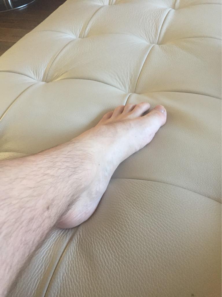 deacs09's tweet image. @LeighFrancis I'm wearing my sofa. It's heavy but every step is worth it. Like walking on a cloud!! #sofafoot