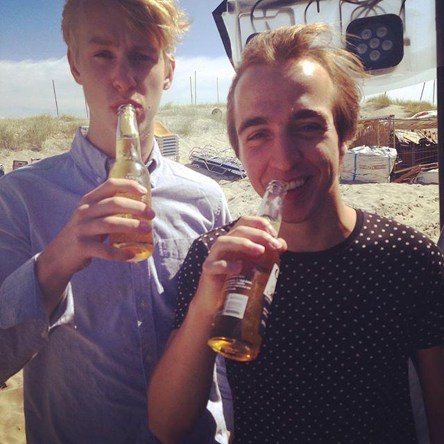 Hoi. We hebben net op een strand opgetreden. Het was hartstikke leuk. #hoeisjouwweekend?