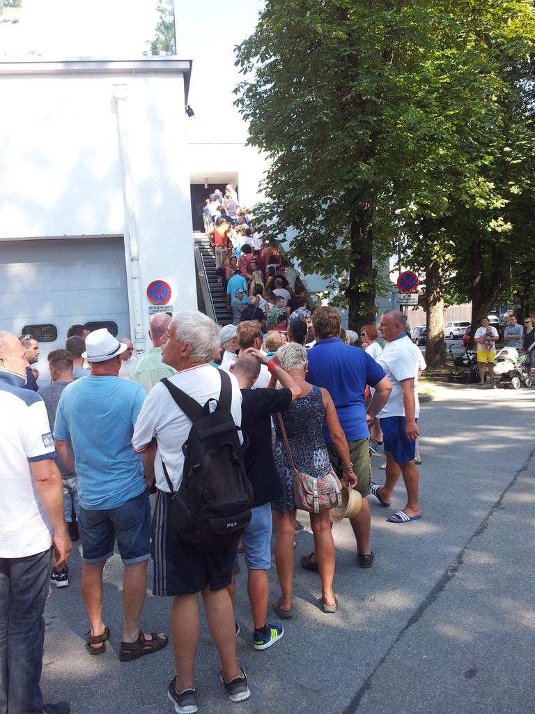 Auch schwitzen will gelernt sein. Dauerkartenübergabe bei linder Temoeratur @ECRBS