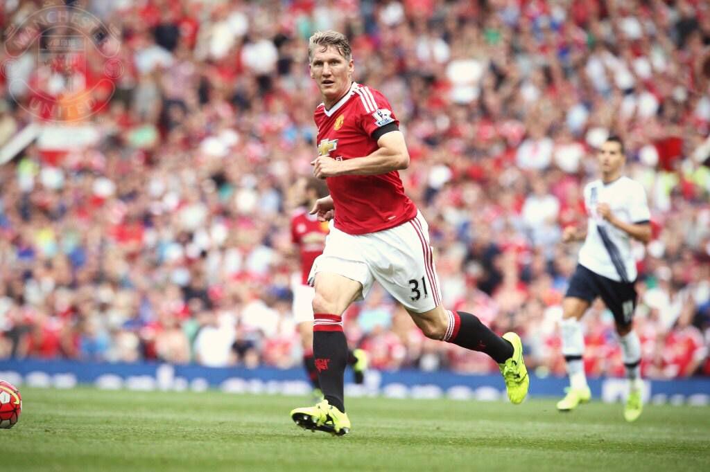 BSchweinsteiger's tweet photo. Our first victory of the new season after a tough match at Old Trafford. What a feeling! @ManUtd http://t.co/L0CDqMPbCT