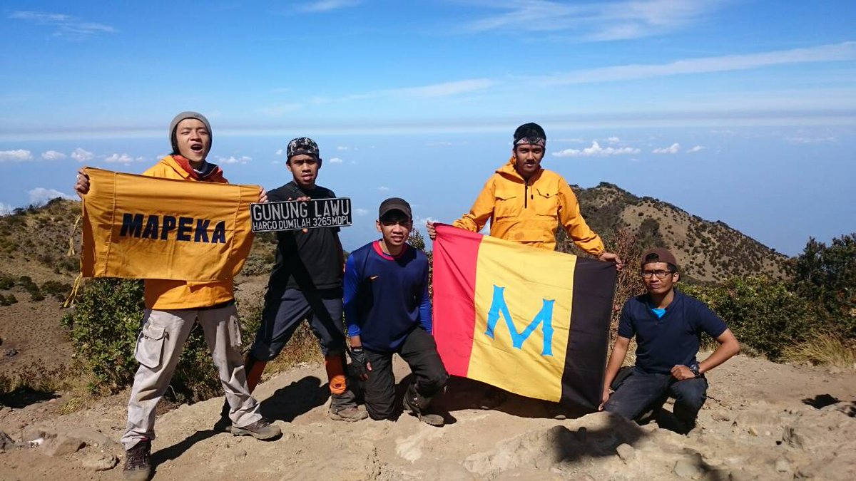 mapeka1976's tweet photo. Mapeka Maranatha at Gn Sumbing Jawa Tengah. #neverstopexploring ... http://t.co/8RUlVpfkpV http://t.co/jr5wb6SRuv