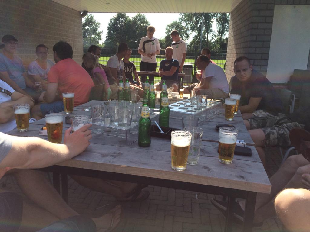 vanhuffelen's tweet photo. De voorbereiding op seizoen 2015/16 is weer begonnen🍻#loatlekkergebeurn @vvSVVN http://t.co/1hqM3W8pBD