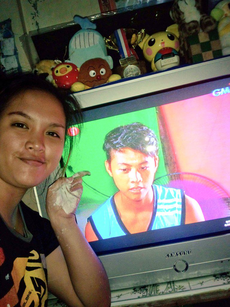 jennyrosetang's tweet photo. Say cheess mac2x galing din ako sa work buti naabutan ko idol q @karadavid @IWitnessGMA http://t.co/SoLRf5dIDb