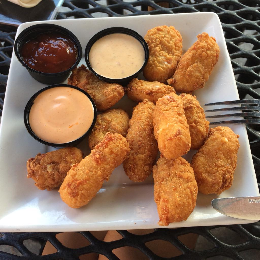 ZoeRomm's tweet photo. Omg my birthday life is complete. @cowandthecurd #curdistheword Paddywacks had sriracha mayo!! http://t.co/kcHjdm4HRo