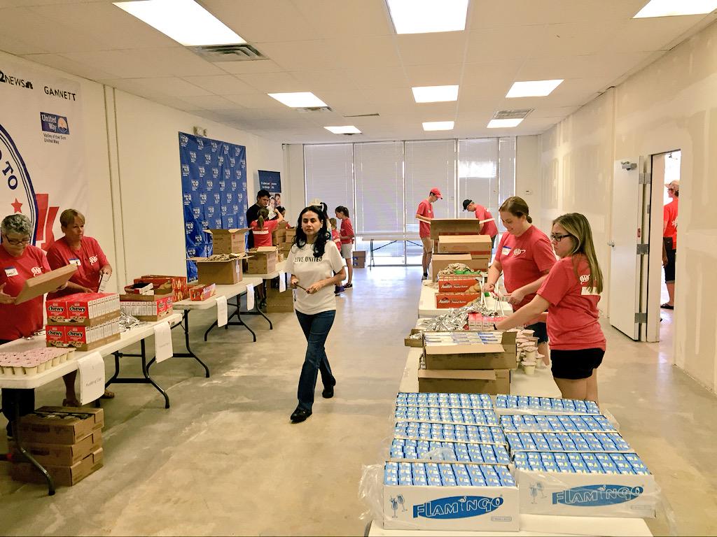Courtgtv's tweet photo. Making sure kids have food once they go home 4 weekend! @AAA_Arizona @myvsuw #weekendhungerbackpacks #fox10phoenix http://t.co/piPQIPYOYb