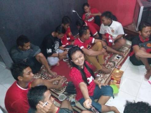 praha_botak's tweet photo. terimakasih @SU_Nganjuk telah menunjukan cara mendukung UNITED dgn baik, walaupun dgn sgla keterbatasan. #SUfamily http://t.co/LWN5IsxKkk