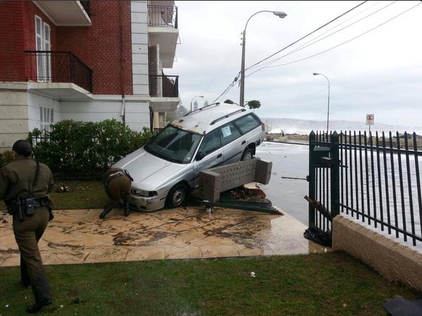 patriciozuleta's tweet photo. ¿Cuál es la foto verdadera? #LLuviaTVN #Temporal #Lluvia #TemporalMega #VinadelMar http://t.co/FpjH83CPA8