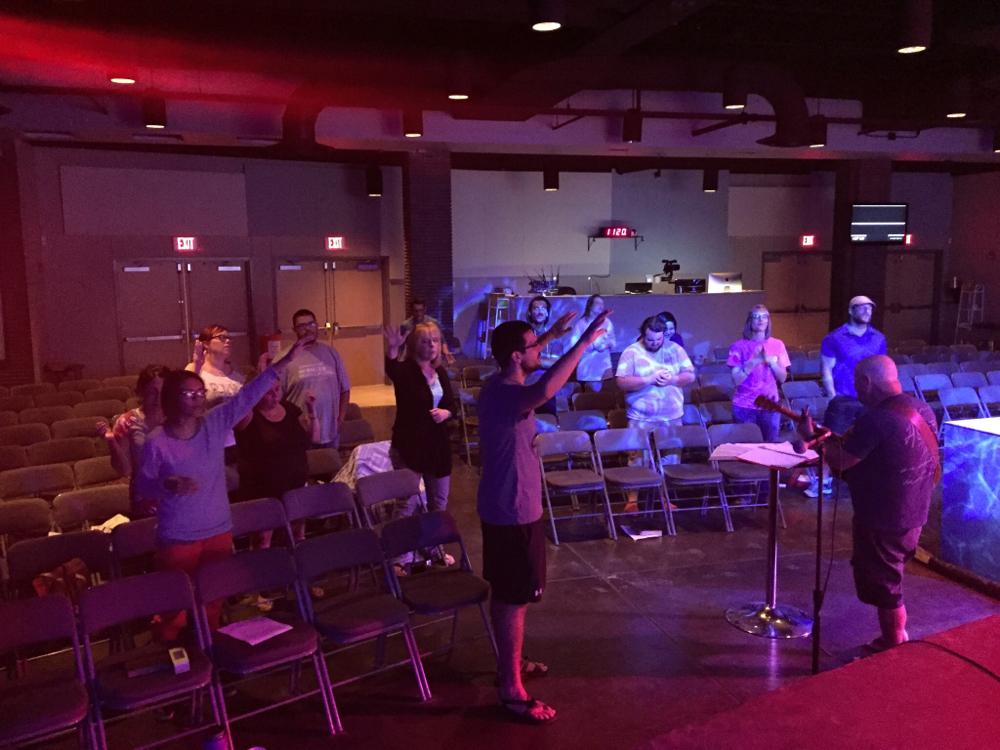 chrisgalanos's tweet photo. Love this picture of eLifers praying at 4am this morning! Come, Lord Jesus! #eLifeExperiment http://t.co/vdGPu2bFai