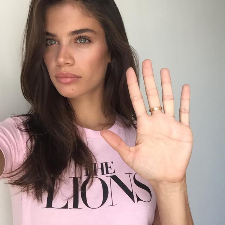 TheLionsNY's tweet photo. .@Sara_Sampaio is showing us how to #CauseAnUproar for #WorldLionDay #5ForBigCats http://t.co/pUHEdrsoPY http://t.co/Pz0P4KzLAa
