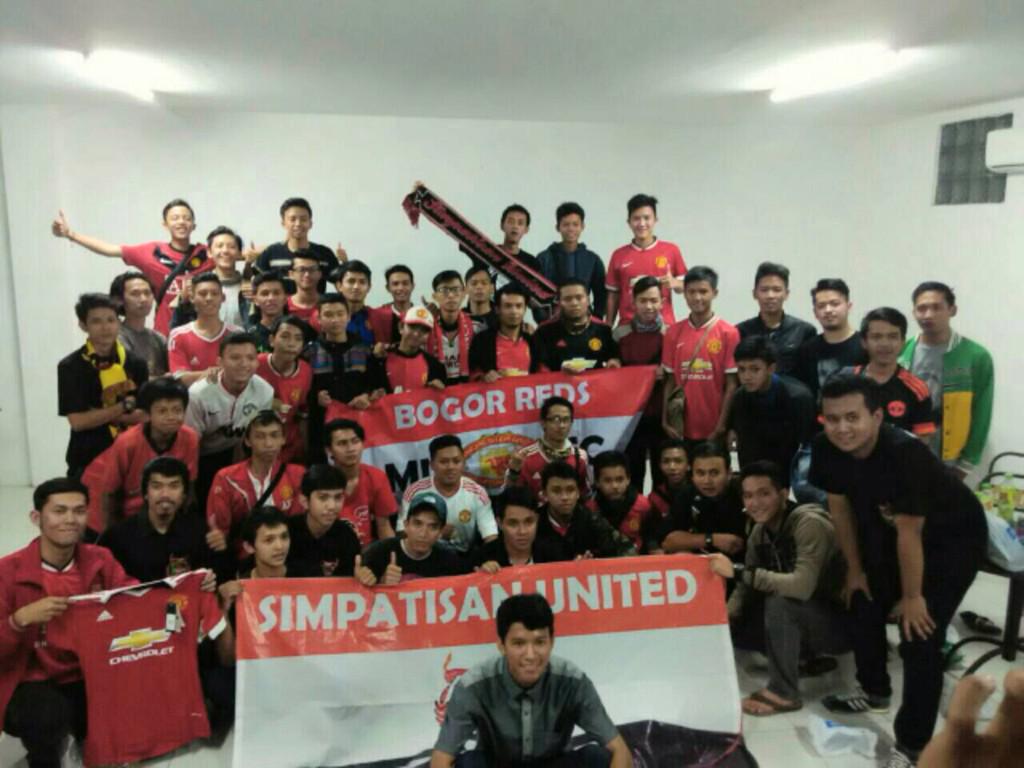 praha_botak's tweet photo. terimakasih @SU_BGR semangatnya malam ini. selanjutnya harus lebih merah! 👏👏👏👏 #SUfamily http://t.co/93QwpPGuB4